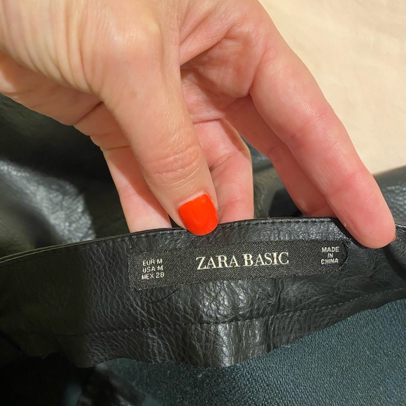 Zara mini skirt with silver zippers - Picture 3 of 3